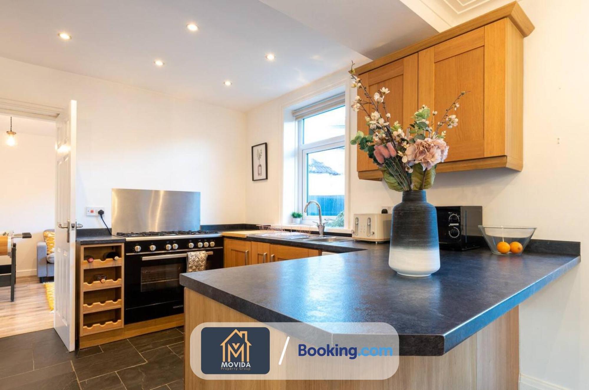 Movida Modern: 6-Bedroom House with Games Room Leeds  Exterior photo